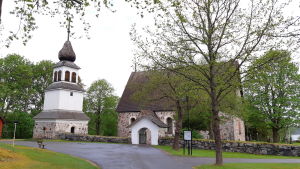 Kyrkoherde Pentti Raunio har räknat ut att det hållits cirka 40 000 mässor i Sankta Katarina kyrka i Karis. Kyrkan firar 550 år det här året. Karis kyrka.