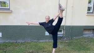 Sonja Sievänen ser fram emot lördagens föreställning. En flicka står på ett ben och sträcker vigt det andra benet högt över huvudet.