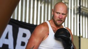 Helenius höger har varit fruktad bland motståndarna. Men i många matcher har han tvingats hålla igen på grund av skador. Robert Helenius sneglar mot boxningssäcken.