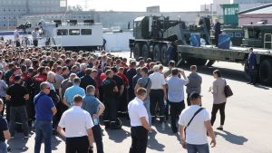 En del arbetare buade och ropade "försvinn" medan han höll sitt tal. President Alexander Lukasjenka besöker en fabrik som inlett strejk i Minsk 17.8.2020.