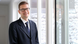 Panu Poutvaara är professor och en av forskarna bakom studien i fråga. Studien är unik i sitt slag, den är en av de första internationella studierna som studerat sambandet mellan skönhet och framgång bland politiker. panu poutavaara