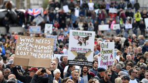 Tuhansia kokoontui vastustamaan koronarajoituksia Lontoon keskustaan. Viikko sitten vastaavankaltainen mielenilmaus muuttui väkivaltaiseksi ja yli 30 pidätettiin.