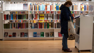 Var kan en bibliotekarie arbeta så länge biblioteken håller stängt på grund av coronarestriktionerna? Kund i ett bibliotek
