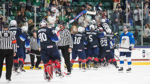 Hemmajublet visste inga gränser efter kvitteringen. USA jublar efter kvitteringen mot Finland i U18VM.