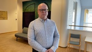 Kenneth Nordell upplever att allt fler företag gör miljövänliga val, även om de små företagen ofta gör det omedvetet. Man i en korridor.