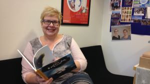 Litteraturvetare Mia Österlund tipsar om att särskilt bilderböcker är utmärkta barometrar för vad som rör sig i tiden. Mia Österlund