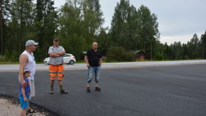 Byborna Kai med sonen Jesse Kokko, Peter Weckman och Niklas Weckman tycker att väggbygget känns halvfärdigt och ogenomtänkt ur exempelvis trafiksäkerhetssynvinkel. Bybor vid riksväg 25.