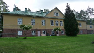 Bromarfhemmet har också sålts på nätauktion. Fasaden på baksidan av Bromarfhemmet. äldreboendet i Bromarv.