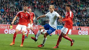Pukkis landslagskrut har varit vått. Teemu Pukki med bollen, Österrike-Finland, våren 2017.