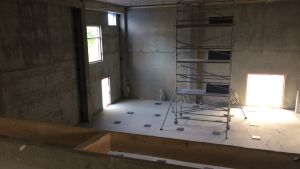 Förutom socialtjänster, bildningsavdelningen, biblioteket och stadens arkiv kommer det också att finnas ett auditorium för 230 personer och ett litet café i S:t Karinshuset. Halvfärdigt auditorium.