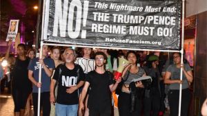 Trump har förenat motståndarna. Demonstranter marscherar mot Trump Tower i new York i samband med Trumps besök.
