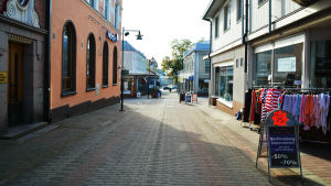 Gågatan i Ekenäs. Sara Avdi anser att fastighetsägarna skulle vara värdefulla medlemmar i föreningen. En bild på en folktom gågata. På höger sida står en skylt med texten "slutförsäljning".