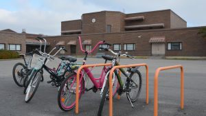 Cyklar vid ett cykelställ på en skolgård
