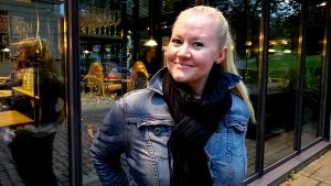 Lotta Backlund säger att det ibland kan vara bra att tala med en fiffig människa. lotta backlund