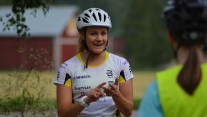 Julia Häger har tränat en hel del i Vörå under gymnasietiden. Julia Häger instruerar juniorer på en parkeringsplats i Vörå.