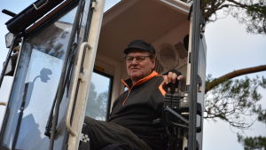Hans Funck körde sin första virkeslast som femtonåring med traktor. Man tittar ut från liten hytt.
