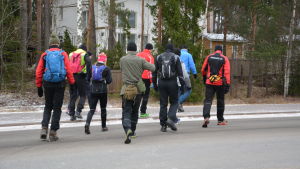 Så bar det iväg mot skogen. Joggare i färggranna kläder promenerar iväg med raska steg.