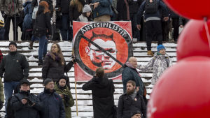 Demonstranterna var missnöjda med den sittande regeringen. Aktiivimallia vastustava mielenosoitus Helsingin Senaatintorilla.