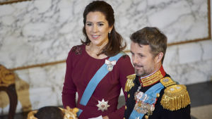 Från början var det meningen att kronprins Frederik av Danmark skulle besöka Finland och Åbo, men på grund av en operation kommer kronprinsessan Mary i hans ställe. Kronprinsessan Mary och Kronprins Frederik 3.1.2018.