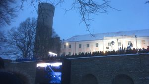 Flagghissning med nationalsång på Domberget i gryningen. Flaggan hissades och nationalsången sjöngs vid Långe Hermann på Domberget vid gryningen.