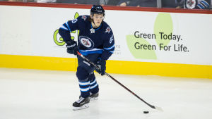 Sami Niku är offensivt skicklig. Sami Niku på isen i Winnipegs tröja under en träningsmatch.