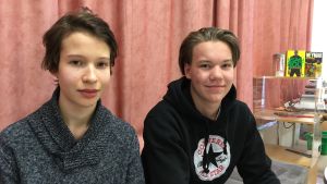 Niondeklassarna Kasper Avola och Alexander Mäkelä. Niondeklassarna Kasper Avola och Alexander Mäkelä sitter vid ett bord.