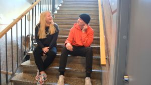 Saga Portman och Matias Wentzel överraskades av hur sent det blev olagligt med våldtäkt inom äktenskapet. Högstadieeleverna Saga Portman och Matias Wentzel sitter i en av skolans trappor och pratar.