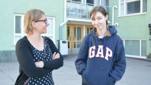 Anna Strebelle (till höger) mår bättre på veckosluten då hon inte är i skolan. Det finska gymnasiet Karjaan lukio finns också i A-huset, men Anna Strebelle söker till ett gymnasium i Helsingfors. Mamma Kati Sointukangas säger att hon skulle vilja ha bättre information av Raseborgs stad om åtgärderna i skolan. Kati Sointukangas och Anna Strebelle utanför Karjaan yhteiskoulu i Karis.