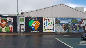 En väggmålning som uttrycker ett stöd för ett självständigt Katalonien i västra Belfast. 