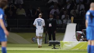 "Din syster..." Där gick Zidanes gräns Zidane lämnas stadion efter rött kort. Vm-pokalen syns