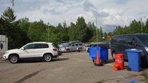 Här har företagaren Frank Jonasson fått måla gula sträck och lägga en trafikkon för att utmärka tydligt att man inte får lämna bilen här. en parkeringsplats med felparkerade bilar