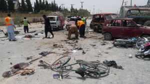 Attentatet i Quetta på valdagen skedde utanför en vallokal. Förödelse efter självmordsattack i Quetta i Pakistan.