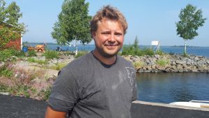 Sebastian Höglund är företagaren bakom den planerade fiskodlingen utanför Larsmo och Jakobstad. Sebastian Höglund på Ådön.