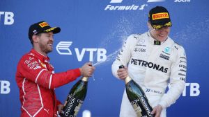 Valtteri Bottas klättrade högst upp på prispallen i Sotji i fjol. Sebastian Vettel sprutar champagne på Valtteri Bottas.
