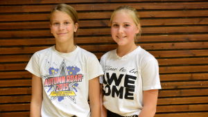 Stella och Laura har varit cheerleaders i fem år. Stella Sundman och Laura Suojanen från cheerleadinglaget Brilliance.