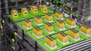 Senap och alla andra varor delas upp i kollin, alltså en mångförpackning eller förpackning per bricka. gröna brickor med senapsförpackningar på