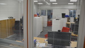 Möblerna söker sina platser i kontorslandskapet. Kontor i civiltjänstcentralen i Lappträsk.
