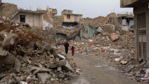 Mosul var tidigare Iraks näst största stad. Man och flicka går genom ruinerna i Mosul