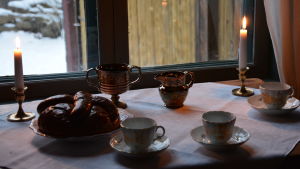 Så här fint julbord hade muraren råd med på 1800-talet. De flesta hade inte efterrätter på julbordet på 1800-talet. Kaffebordet står dukat på ett julbord i Klosterbackens museum.