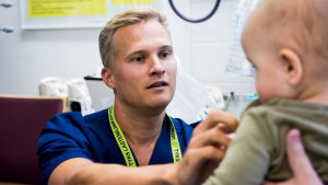 Mikko Viitanen työskentelee kiertävänä sairaanhoitajana lastenosastoilla. Mikko Viitanen työskentelee kiertävänä sairaanhoitajana lastenosastoilla.