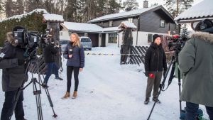 Fallet har väckt enorm uppmärksamhet i Norge. Två journalister utanför ett hus filmas av tv-kameror.