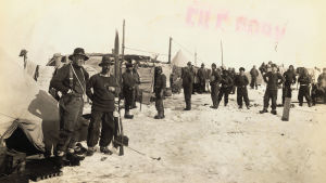 Ernest Shackleton (t.v.) och hans högra hand Frank Wild (t.h.) strandsatta på Antarktis Ernest Shackleton och besättningen på skeppet Endurance