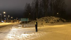 Motorvägen var avstängd i riktning österut klockan 5 på morgon. En polis dirigerade bort trafik vid avtaget mot Lovisa, och en annan polis stod uppe på motorvägen och dirigerade trafiken österut in till Borgå. Motorvägen är avstängd österut från Borgå, en polis står vid avtaget till motorvägen