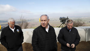 USA:s Israelambassadör David Friedman, premiärminister Benjamin Netanyahu och den republikanske senatorn Lindsey Graham besökte tillsammans de av Israel ockuperade Golanhöjderna den 11 mars. USA:s Israelambassadör David Friedman, premiärminister Benjamin Netanyahu och den republikanske senatorn Lindsey Graham besökte tillsammans de av Israel ockuperade Golanhöjderna den 11 mars.