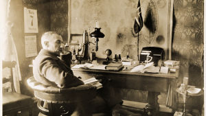 Polarforskaren i sitt arbetsrum 1910. Polarforskaren Roald Amundsen i sitt arbetsrum 1910.