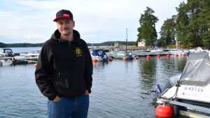 Magnus Sederholm har varit med och ordnat KaMK race sedan 2008. En man står på en brygga framför en båthamn.