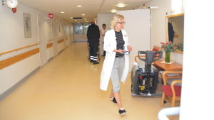 Avdelningsläkare Tiina Sorvari jobbade på hälsocentralen i Hangö innan hon började på bäddavdelningen, som finns i samma byggnad. Tiina Sorvari.