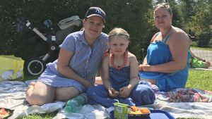 Carita Ahonen (till vänster) tillsammans med dotter Mathilda Ahonen och syster Paulina Salin. Mamma, syster, barn på inomhusbadet i Gumtäkt.