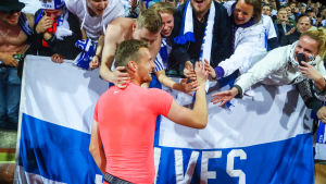 Lukas Hradecky har hållit nollan i fyra raka kvalmatcher. Lukas Hradecky kramas om av fans