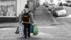 Alla kan inte råda bot på sin situation med hjälp av basinkomsten Bostadslös man i Helsingfors
